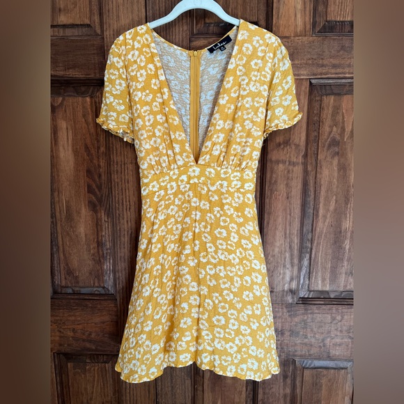 Lulu’s Garden Explorer Mustard Yellow Floral Print Mini Dress Size Medium - Picture 3 of 10